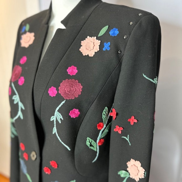 Carlisle Collection Black fitted blazer w/colorful appliqué flowers. Size 8 EUC - Picture 4 of 15